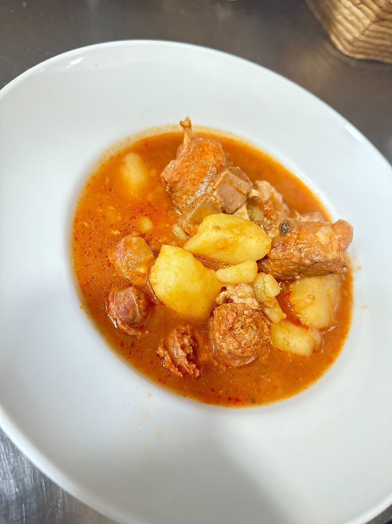 Guiso tradicional de carne con patatas y chorizo.