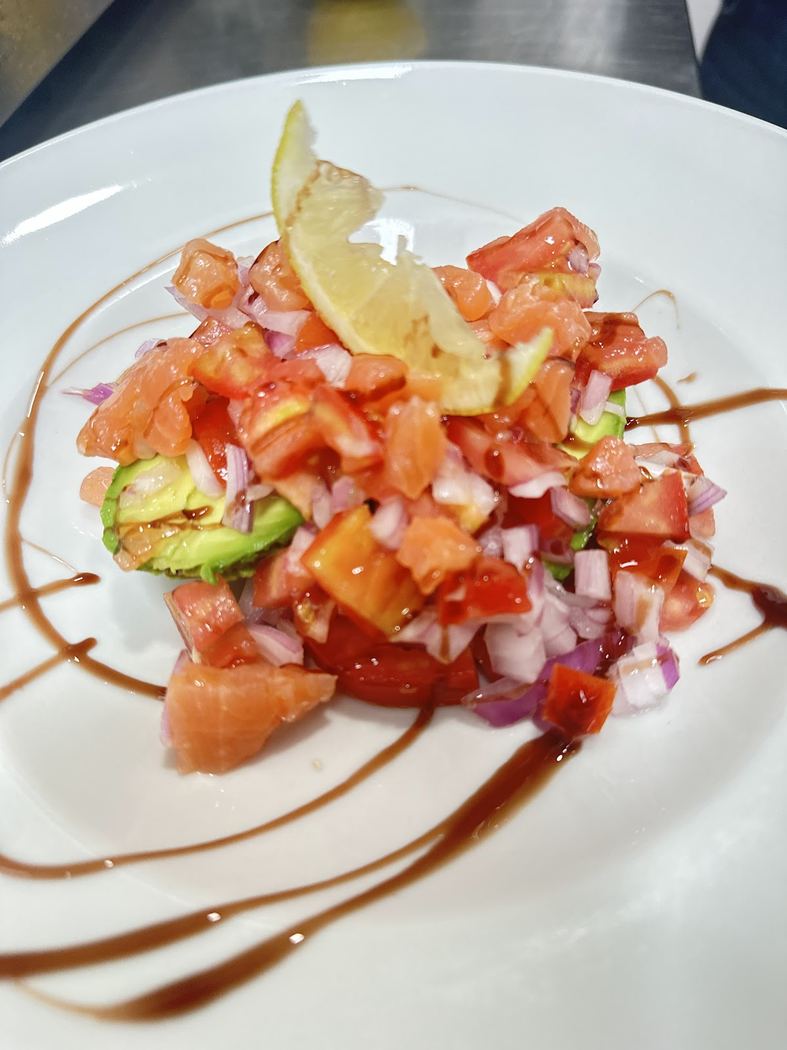 Tartar de salmón fresco con aguacate y cebolla morada.